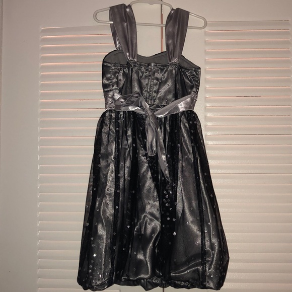 Child’s Dress - Picture 3 of 3